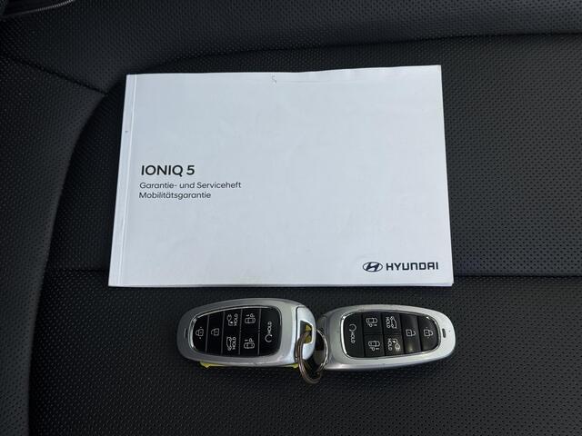 Hyundai IONIQ 5 Lounge 73kWh / Accu SOH 99.8% / Fabrieksgarantie tot 10-2026 / Dealer onderhouden / WLTP 451 km / CCS snelladen / Warmtepomp / Stuur-, Stoel en Achterbank verwarming / Adaptief CC /