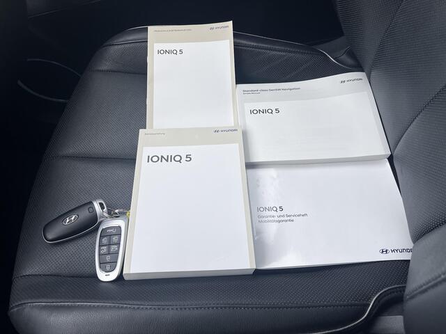 Hyundai IONIQ 5 Lounge 73kWh Automaat / Fabrieksgarantie tot 10-2026 / 8 jaar Batterijgarantie / Accu SoH 99% / WLTP 451 km / CCS snelladen / Warmtepomp / Leder / HUD / Camera 360° / BOSE / Elektrische stoelen en klep / Stoelventilatie / Stuur-, stoel- en achterbankve
