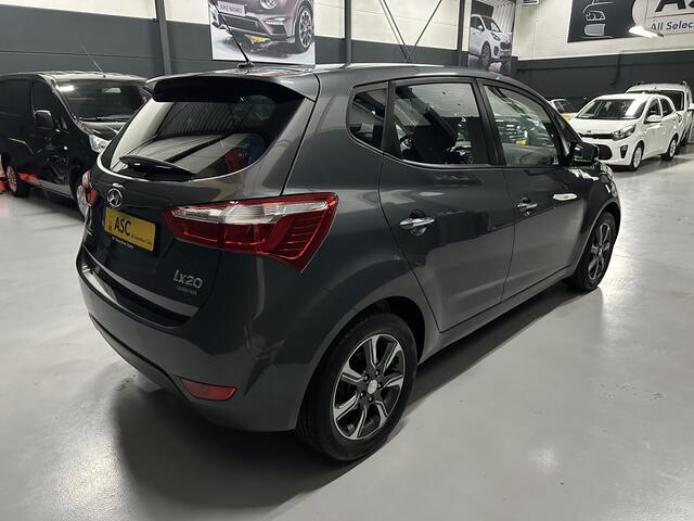 Hyundai IX20 1.6i Premium Automaat - Navigatie - Camera - Slechts 26.000 km !! - 1e Eigenaar