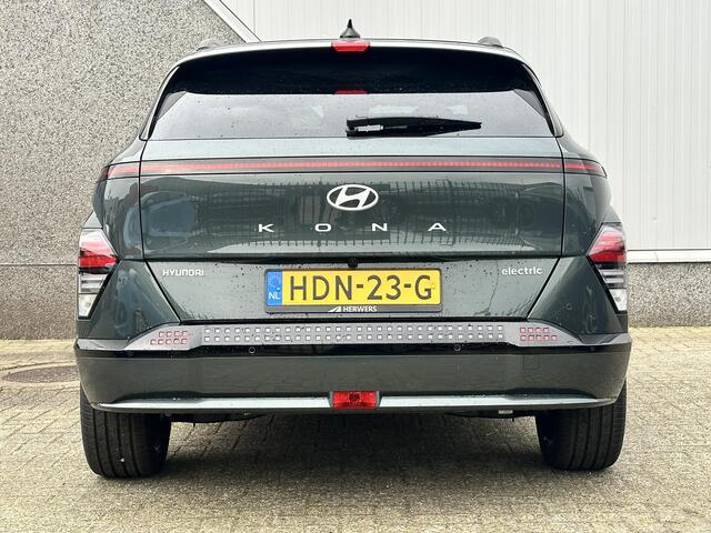 Hyundai Kona Electric Premium Sky 65.4 kWh / Groot Open dak / Leder / Stoelverkoeling / Stoel- & Stuurverwarming / 360 Camera / HUD / PDC Voor + Achter /
