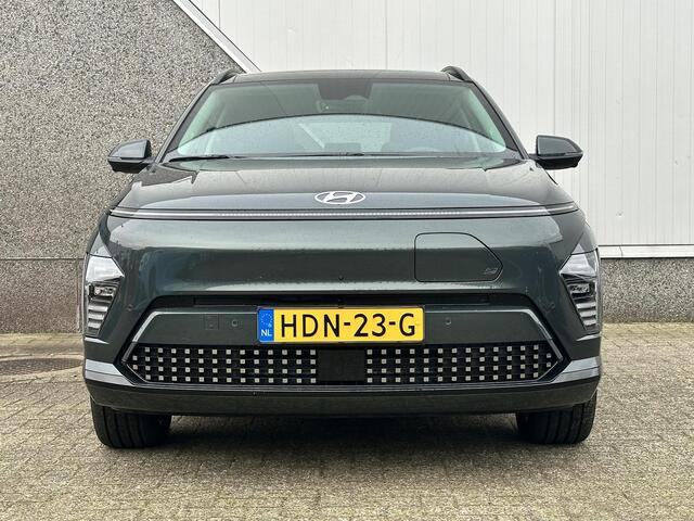 Hyundai Kona Electric Premium Sky 65.4 kWh / Groot Open dak / Leder / Stoelverkoeling / Stoel- & Stuurverwarming / 360 Camera / HUD / PDC Voor + Achter /