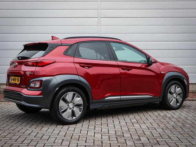 Hyundai Kona EV Premium 64 kWh | Clima | Cruise | Navi | Leer | Stoel/stuur verwarming | Pdc | Camera | Lichtmetaal