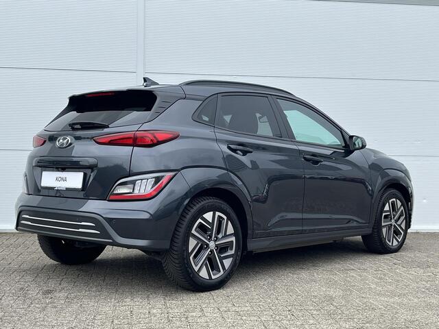 Hyundai Kona EV Premium Sky 64 kWh Automaat / Dealer onderhouden /Apple Carplay/Android Auto/ elektrisch glazen schuif-/kanteldak/ achterbank verwarmd/