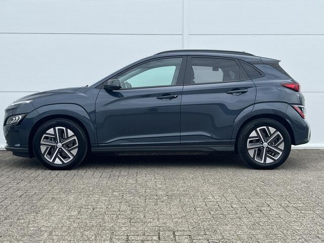 Hyundai Kona EV Fashion Sky 64 kWh /Apple Carplay/Android Auto/ cruise control adaptief met Stop&Go/ elektrisch glazen schuif-/kanteldak/ metaalkleur (¤ 695) V7U - Surfy Blue Metallic/