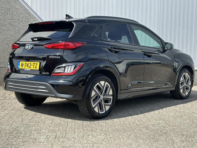 Hyundai Kona EV Fashion 64 kWh / Apple Carplay & Android Auto / 3 Fase / Achteruitrijcamera /1e Eigenaar / Dealer onderhouden / Parkeersensoren achter / Allseasonbanden /