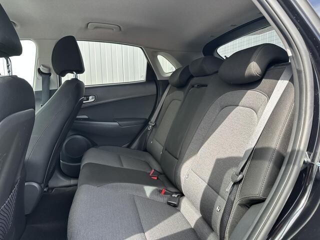 Hyundai Kona EV Fashion 64 kWh / Apple Carplay & Android Auto / 3 Fase / Achteruitrijcamera /1e Eigenaar / Dealer onderhouden / Parkeersensoren achter / Allseasonbanden /