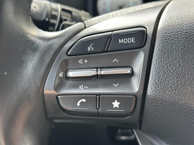 Hyundai Kona EV Fashion 64 kWh / Apple Carplay & Android Auto / 3 Fase / Achteruitrijcamera /1e Eigenaar / Dealer onderhouden / Parkeersensoren achter / Allseasonbanden /