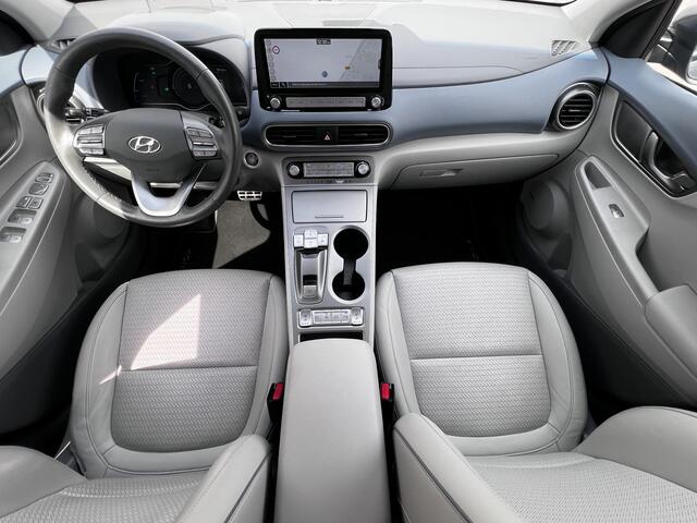 Hyundai Kona EV Premium Sky 204 pk 64 kWh Automaat / Dealer onderhouden / WLTP bereik 484 km / Warmtepomp / Stoelventilatie / Stuur-, stoel- & achterbankverwarming / Navigatie / Apple Carplay Android /