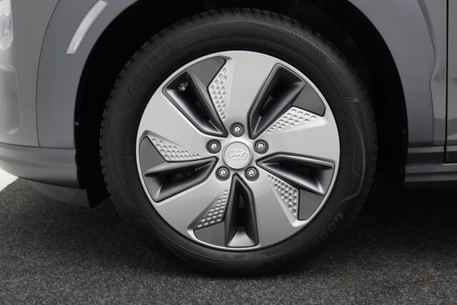 Hyundai Kona EV Premium 64 kWh / 100% SoH / Trekhaak / 1ste eigenaar / Dealer onderhouden / Navigatie / Lederen bekleding / Adaptieve Cruise Control / Airco Climat Control / NL Auto /