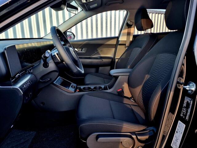 Hyundai Kona 1.6 GDI HEV Comfort Smart / ¤ 2000,- Voordeel Op Nieuwprijs / Rijklaarprijs / Direct Leverbaar / Navigatie / 18" LMV / Adaptieve Cruise Control / Parkeersensoren voor en achter /