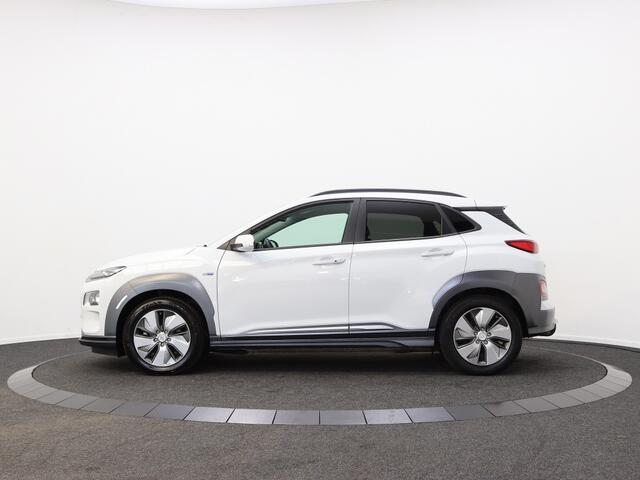 Hyundai Kona EV Premium 64 kWh | Afn. Trekhaak | Navigatie |