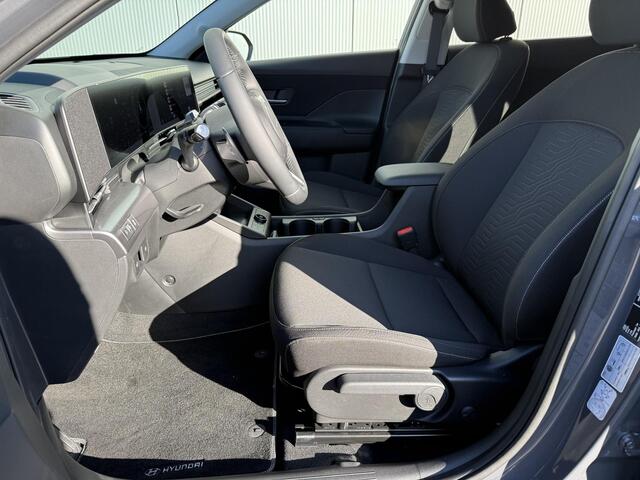 Hyundai Kona Electric Comfort Smart 65.4 kWh / Navigatie / 19" Lm velgen / Elektrisch bedienbare achterklep / Stoel en Stuur verwarming /