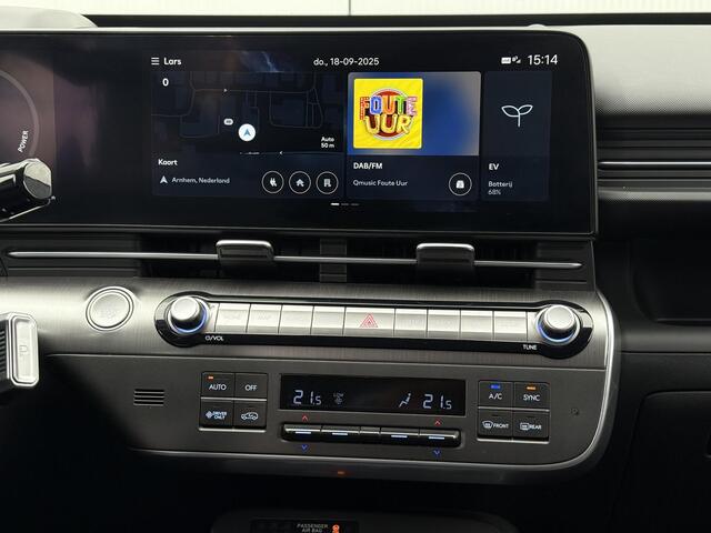 Hyundai Kona Electric Premium 65.4 kWh / Two-Tone / Leder / Stoelverkoeling / Stoel- & Stuurverwarming / 360 Camera / HUD / PDC Voor + Achter /