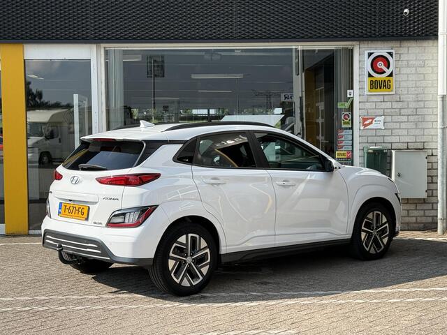 Hyundai Kona EV Fashion 64 kWh | NAP | 1E eigenaar | TREKHAAK | 98% SoH | Navigatie | Achteruitrijcamera | Head-up display | Climate Control | Warmtepomp | LED | DAB | Cruise Adaptief |