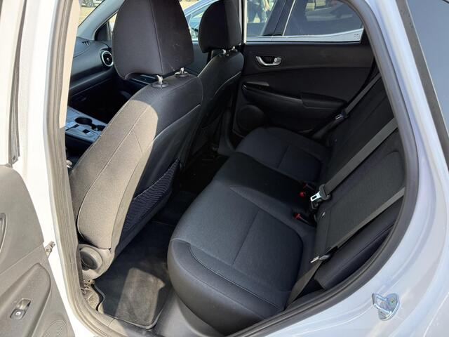 Hyundai Kona EV Fashion 64 kWh | NAP | 1E eigenaar | TREKHAAK | 98% SoH | Navigatie | Achteruitrijcamera | Head-up display | Climate Control | Warmtepomp | LED | DAB | Cruise Adaptief |