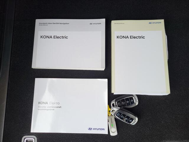 Hyundai Kona EV Comfort Smart 64 kWh / 3 Fase Laden CCS Snelladen / WLTP bereik 484 km / Dealer onderhouden / Apple Carplay / Android Auto / Navigatie / Camera / Kreil audio / DAB / Stuur-, en voorstoelverwarming