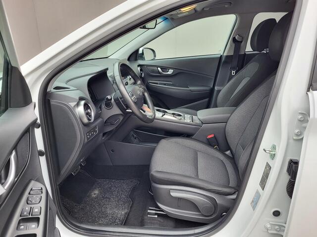 Hyundai Kona EV Comfort Smart 64 kWh / 3 Fase Laden CCS Snelladen / WLTP bereik 484 km / Dealer onderhouden / Apple Carplay / Android Auto / Navigatie / Camera / Kreil audio / DAB / Stuur-, en voorstoelverwarming