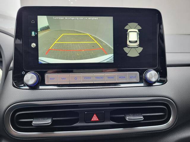 Hyundai Kona EV Comfort Smart 64 kWh / 3 fase laden CCS Snelladen / WLTP bereik 484 km / Dealer onderhouden / All season banden / Apple Carplay / Android Auto / Navigatie / Camera / Kreil audio / DAB / Stuur-, en voorstoelverwarming