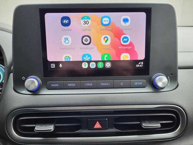 Hyundai Kona EV Comfort 64 kWh / 3 Fasen Laden /CCS Snelladen / WLTP bereik 484 km / Dealer onderhouden / Apple Carplay / Android Auto / Camera / Kreil audio / DAB / Stuur-, en voorstoelverwarming