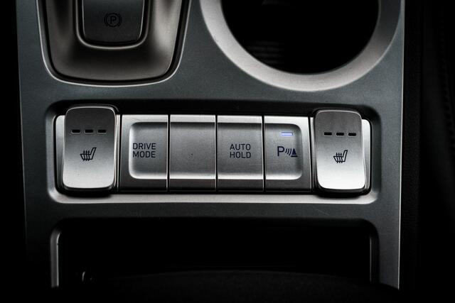 Hyundai Kona EV Premium 64 kWh RIJKLAAR INCL:GARANTIE AUTOMAAT | Two-Tone lak | Leer | Clima | Navigatie | PDC V/A | Stoel / stuur verwarming |