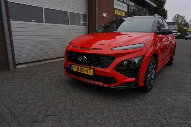 Hyundai Kona 1.0 T-GDI N LINE KEURIGE NETTE STAAT! ORIGINEEL NL! DEALER ONDERHOUDEN! CAMERA STOELKOELING+VERWARMING ALCANTARA/LEDER ANDROID/APPLECARPLAY NAVI AFN.TREKHAAK 18INCH CLIMA CRUISE ENZ...