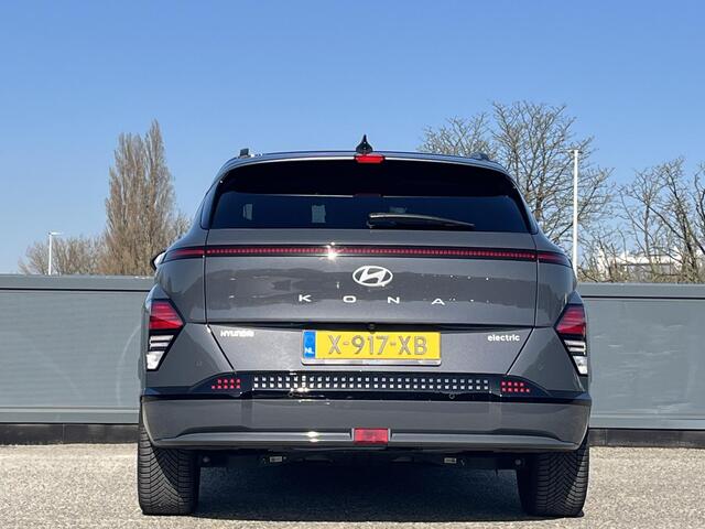 Hyundai Kona Electric Premium 65.4 kWh | Adaptieve cruisecontrol | Contrasterende dakkleur | Warmtepomp & V2L | Lederen bekleding & memory | Allseason banden |