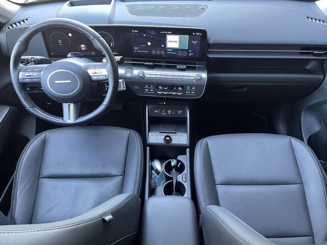 Hyundai Kona Electric Premium 65.4 kWh | Adaptieve cruisecontrol | Contrasterende dakkleur | Warmtepomp & V2L | Lederen bekleding & memory | Allseason banden |