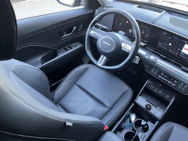 Hyundai Kona Electric Premium 65.4 kWh | Adaptieve cruisecontrol | Contrasterende dakkleur | Warmtepomp & V2L | Lederen bekleding & memory | Allseason banden |