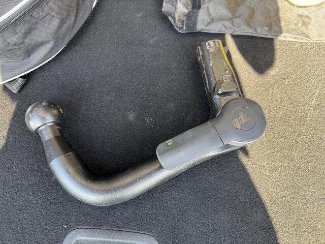 Hyundai Kona EV Premium 64 kWh / 3 fase / 1e eig / Dealer onderhouden / Lederen bekleding / Fietsdrager montagebeugel /