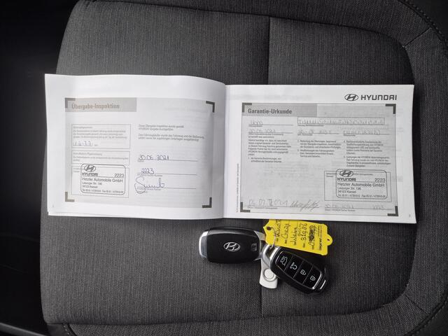 Hyundai Kona EV Comfort Smart 39 kWh Automaat / Apple Carplay Android Auto / Allseason banden / Stuur-, en Stoelverwarming / Facelift / 3 fase Laden / Bluelink Navigatie / Dealer Onderhouden / Adaptief CC / WLTP bereik 305 km Stad 335 km / Keyless Entry/Start /