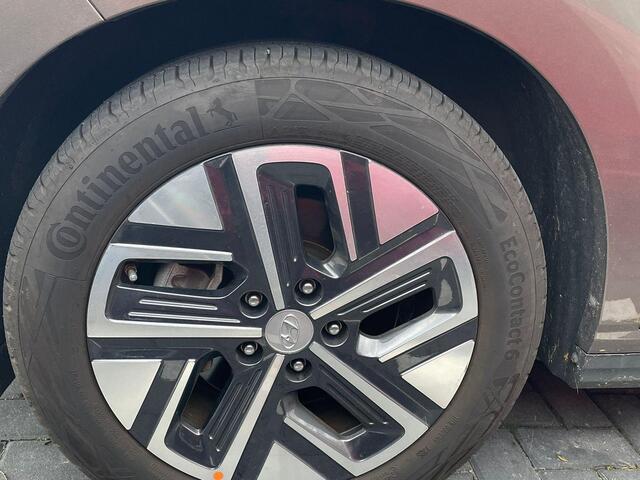 Hyundai Kona EV Fashion 64 kWh 204 Pk | Trekhaak | LED | Head-up | Carplay | Adaptive Cruise | Climate Control | Navigatiesysteem | Camera | 17 Inch