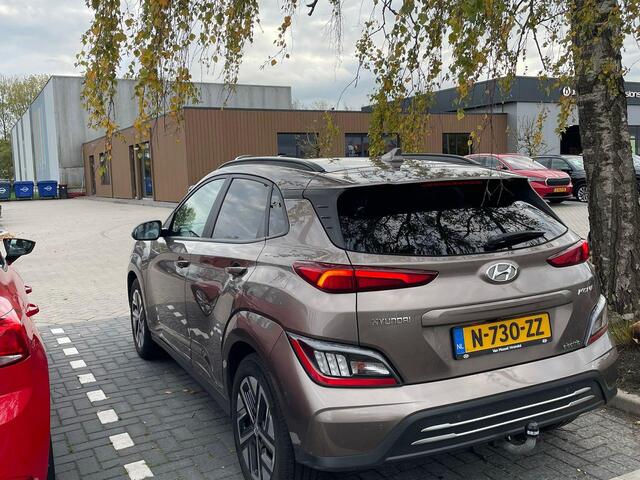 Hyundai Kona EV Fashion 64 kWh 204 Pk | Trekhaak | LED | Head-up | Carplay | Adaptive Cruise | Climate Control | Navigatiesysteem | Camera | 17 Inch