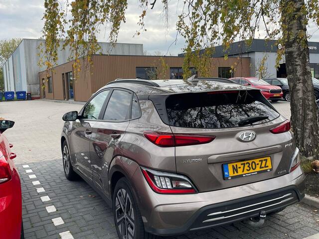 Hyundai Kona EV Fashion 64 kWh 204 Pk | Trekhaak | LED | Head-up | Carplay | Adaptive Cruise | Climate Control | Navigatiesysteem | Camera | 17 Inch
