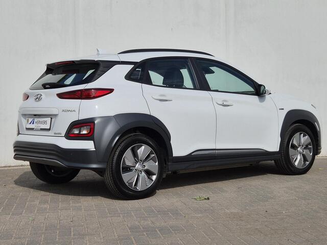 Hyundai Kona EV Comfort 64 kWh Automaat / 3-Fase Laden / Navigatie / Apple Carplay Android Auto / Adaptief cruise control / Krell Audio systeem / Achteruitrijcamera / Stuur- en Stoelverwarming / Warmtepomp /