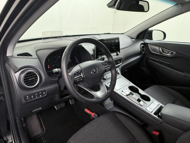 Hyundai Kona EV64kWh Trekhaak Adap. Cruise + Stop&go W-pomp Head Up Display Fashion Navi Ecc Pdc Apple Carplay Android Auto DAB Lane Assist Lmv Privacy Glas Keyless Rijstrooksensor 1e Eigenaar
