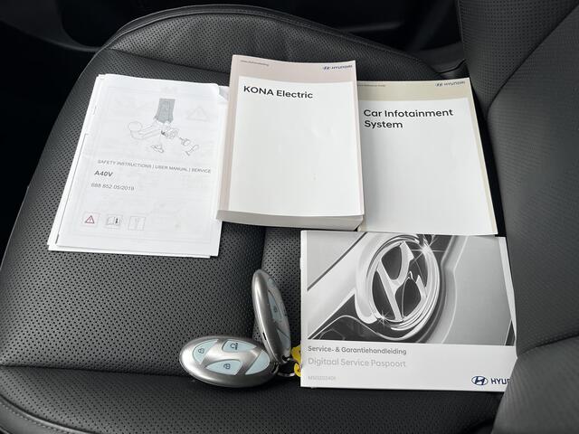 Hyundai Kona Electric Premium 65.4 kWh Automaat / Dealer onderhouden / NL auto / Leder / Afneembare trekhaak 750 kg / Stoelventilatie / Stuur-, stoel- en achterbankverwarming / 19" LM wielen /