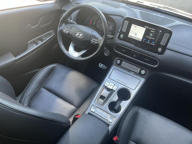 Hyundai Kona EV Premium 64 kWh | Adaptieve cruisecontrol | Head up display | Lederen bekleding | Sidebars |