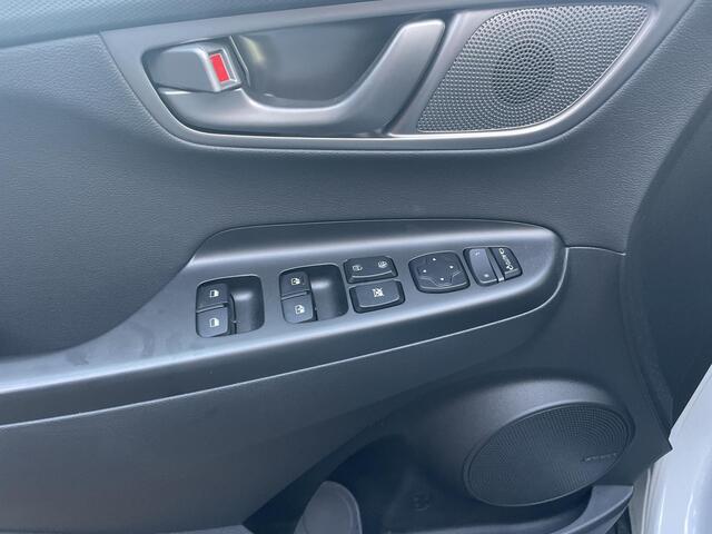 Hyundai Kona PRIMIUM EV 64 KWH 1e EIG ACCU 92% GARANTIE 10-2030 BEREIK 466 KM ! LEDER. STUUR/STOEL VERWARMING.DODE HOEK DETECTIE