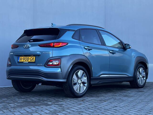 Hyundai Kona EV Fashion 64 kWh Automaat / Dealer onderhouden / Accu SoH 100% / HUD / Navigatie / Achteruitrijcamera / Apple Carplay Android / 17" LM wielen / Winterwielen tegen meerprijs ¤ 499 /