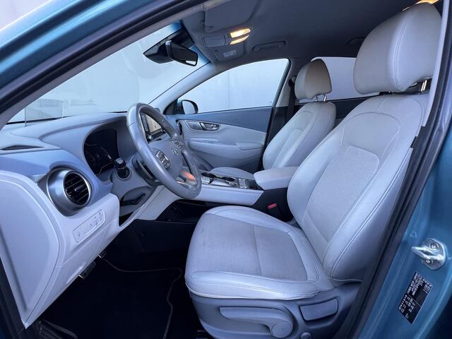 Hyundai Kona EV Fashion 64 kWh Automaat / Dealer onderhouden / Accu SoH 100% / HUD / Navigatie / Achteruitrijcamera / Apple Carplay Android / 17" LM wielen / Winterwielen tegen meerprijs ¤ 499 /