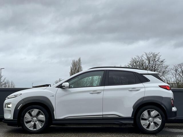 Hyundai Kona EV Premium 64 kWh | 3-Fase OBC | Schuifkanteldak | Lederen bekleding | Long Range Accu | Volledig dealer onderhouden | Allseason banden |