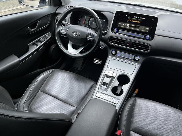 Hyundai Kona EV Premium 64 kWh | 3-Fase OBC | Schuifkanteldak | Lederen bekleding | Long Range Accu | Volledig dealer onderhouden | Allseason banden |