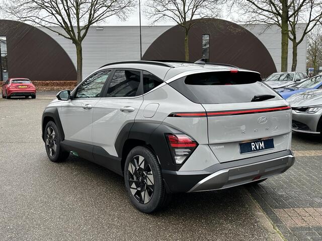 Hyundai Kona 1.6 GDI HEV Premium Sky VAN: 44.300,- VOOR: 35.877,- UW EINDEJAARSVOORDEEL: 8.413,- euro NIEUWE AUTO MET REGISTRATIE | VOLLE AUTO!