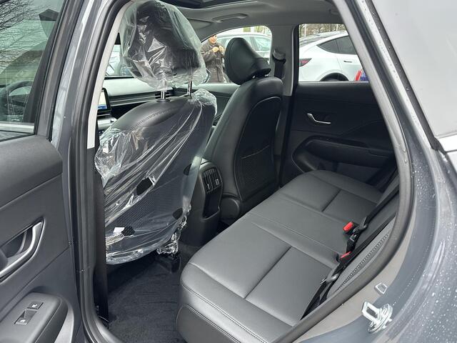 Hyundai Kona 1.6 GDI HEV Premium Sky VAN: 44.300,- VOOR: 35.877,- UW EINDEJAARSVOORDEEL: 8.413,- euro FULL HYBRID | NIEUWE AUTO MET REGISTRATIE | VOLLE AUTO! | FABR GARANTIE T/M 12-2029