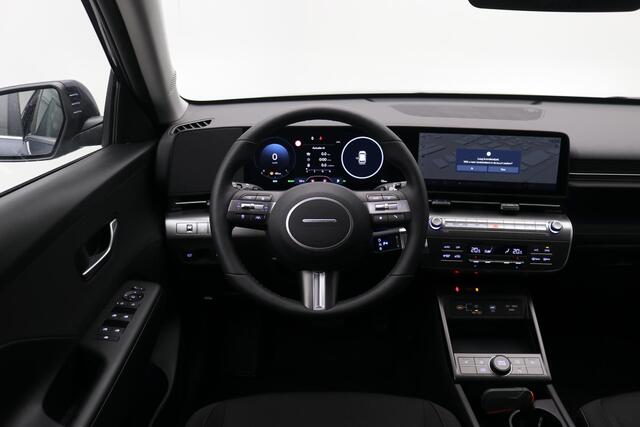 Hyundai Kona 1.6 GDI HEV Comfort Smart / ¤ 3.000,- Voordeel Op Nieuwprijs / Rijklaarprijs / Direct Leverbaar /Modeljaar 2026 / Navigatie / 18" LMV / Adaptieve Cruise Control / Parkeersensoren voor en achter /