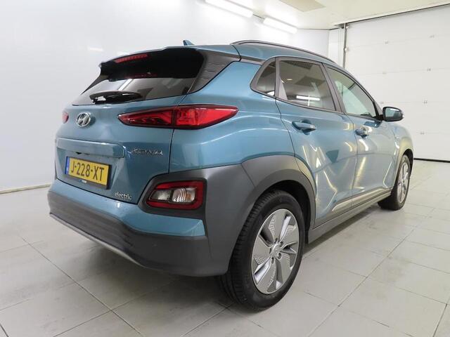 Hyundai Kona EV FASHION 64 KWH I 3 FASE I 100% SOH I P-CAMERA I AUTOMAAT I APPLE CARPLAY