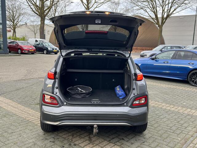 Hyundai Kona EV Premium 64 kWh SKY|VAN: ¤20.900,- VOOR: ¤18.877,- UW EINDEJAARSVOORDEEL: ¤2.023,-| 3-FASE| STOEL + STUURVERWARMING| STOEL VENTILATIE| AFN. TREKHAAK| DODE HOEK | CAMERA| HEAD-UP DISPLAY| PANO|