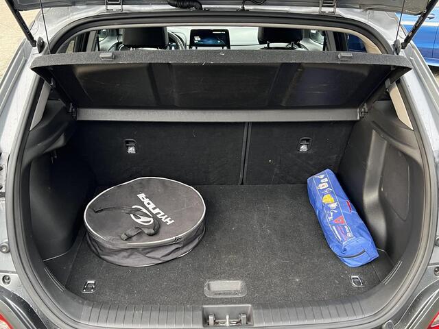 Hyundai Kona EV Premium 64 kWh SKY|VAN: ¤20.900,- VOOR: ¤18.877,- UW EINDEJAARSVOORDEEL: ¤2.023,-| 3-FASE| STOEL + STUURVERWARMING| STOEL VENTILATIE| AFN. TREKHAAK| DODE HOEK | CAMERA| HEAD-UP DISPLAY| PANO|