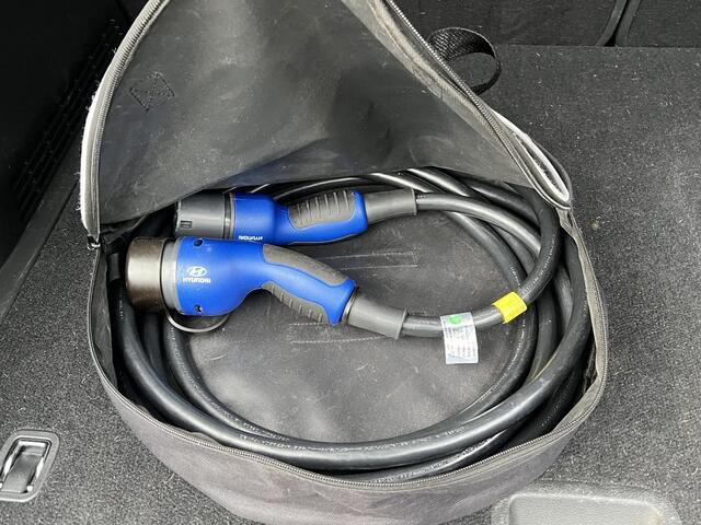 Hyundai Kona EV Premium 64 kWh SKY|VAN: ¤20.900,- VOOR: ¤18.877,- UW EINDEJAARSVOORDEEL: ¤2.023,-| 3-FASE| STOEL + STUURVERWARMING| STOEL VENTILATIE| AFN. TREKHAAK| DODE HOEK | CAMERA| HEAD-UP DISPLAY| PANO|