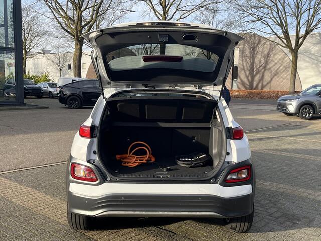 Hyundai Kona EV Premium Sky 64 kWh VAN: ¤20.900,- VOOR: ¤19.440,- UW EINDEJAARSVOORDEEL: ¤2.023,-PANORAMA DAK | 3-FASE | LEDER | STOEL VERWARM, VENTILATIE | CAMERA | RIJKLAAR INCL. 12 MND BOVAG GARANTIE